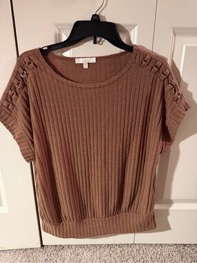 GUC Ivy Ridge short sleeve ribbed top. Size Large.